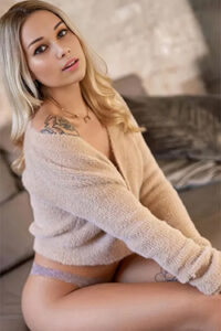 Eva Escort Service Berlin séductrice mince et expérimentée pour des moments sensuels de tendres baisers avec la langue dans un appartement privé